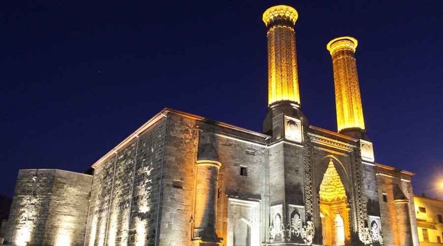 المدرسة ذات المئذنتين